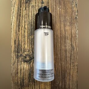 Tom Ford Traceless Soft Matte Foundation - Frosted Glass Bottle with Black Cap